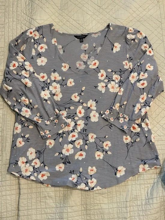 Lucky Brand Gray Floral V-Neck 3/4 Sleeve Top - Picture 3 of 9